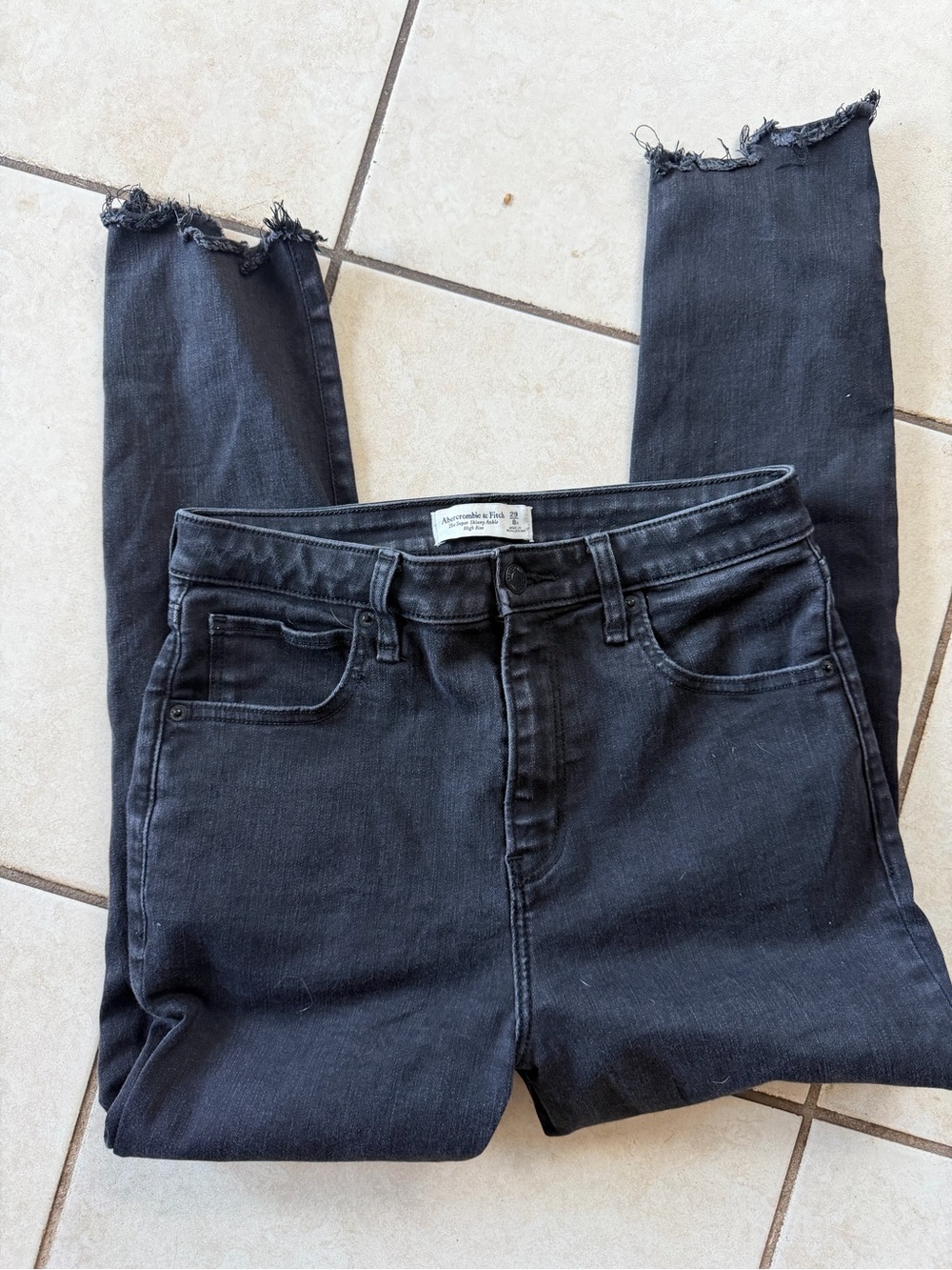 Abercrombie & Fitch Black High Rise Super
Skinny Ankle Jeans
